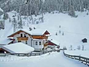 Home with a wooden decor and full of atmosphere Außervillgraten